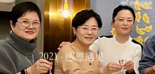 53歲陳紅聚會近照曝光，雙目無神顯疲態：3招讓你的眼睛會說話