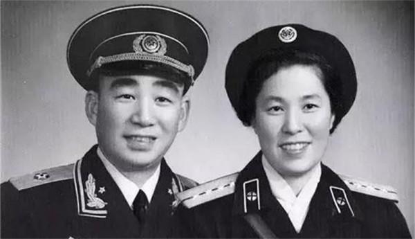 開國少將攜妻衣錦還鄉，發現老家有位衣衫襤褸的妻子，苦等22年