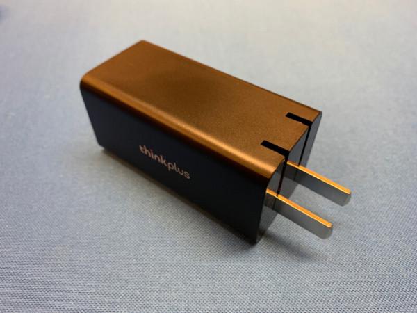 上一次到外地忘了帶充電器，搞得很惱火