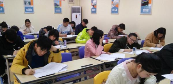 “雙減”政策落地後,校外補課班可以繼續開,但有前提條件 “雙減”政策落地後,校外補課班可以繼續開,但有前提條件