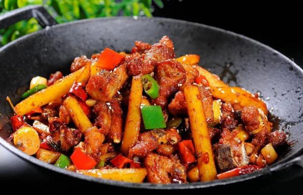 天涼了菜也冷得快，學會這兩道乾鍋菜，邊加熱邊吃很過癮，特香