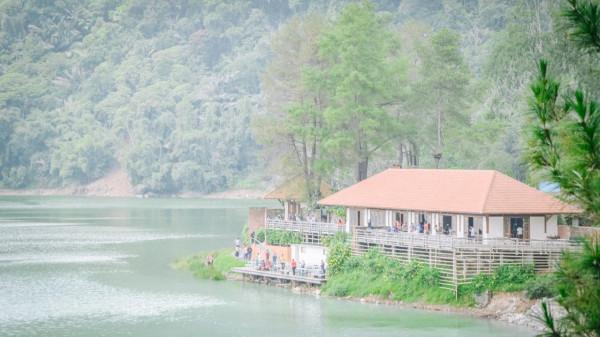 印尼有個湖泊會冒煙，時不時飄來臭雞蛋味，旁邊居然建起了咖啡廳