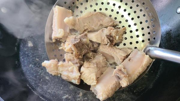 酸梅排骨,廣東人做出來就是好吃,味道特別又開胃,太下飯 酸梅排骨,廣東人做出來就是好吃,味道特別又開胃,太下飯