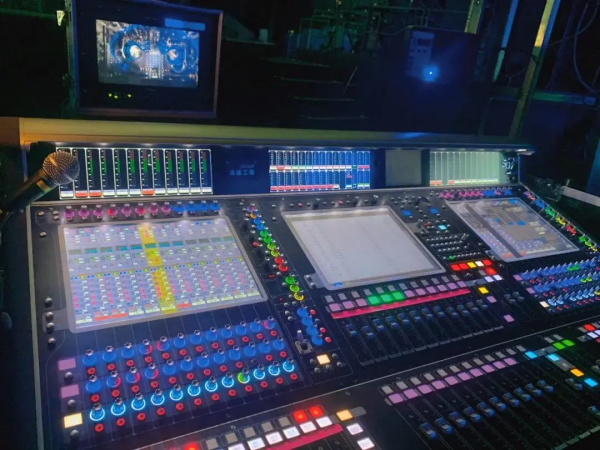 林子祥直呼想要同款燈光師!快來看看這個神仙舞臺 林子祥直呼想要同款燈光師!快來看看這個神仙舞臺