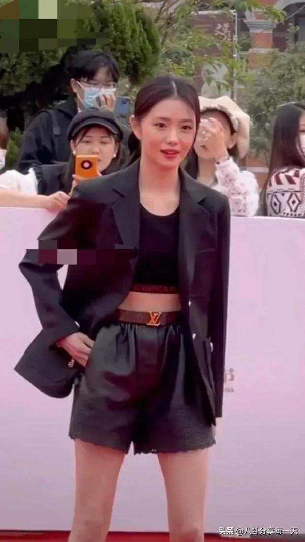 紅毯生圖：克拉拉滿臉油光，劉浩存成單眼皮，52歲許晴彷彿18歲