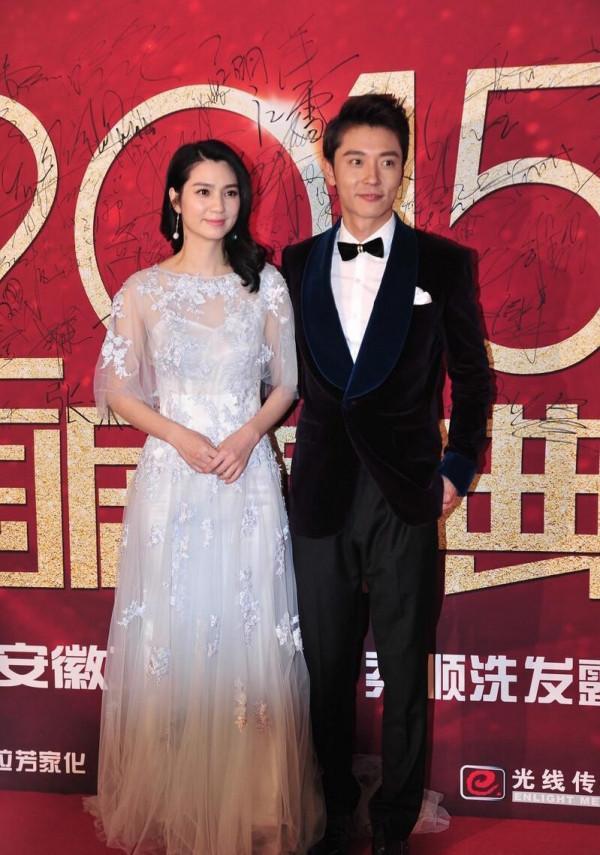 無濾鏡的洪欣有50歲的感覺，和老公同框似兩代人，但優雅絲毫不減