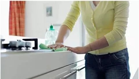 燃氣灶一天不擦滿是油汙，怎麼做到乾淨無油汙，聽聽好方法