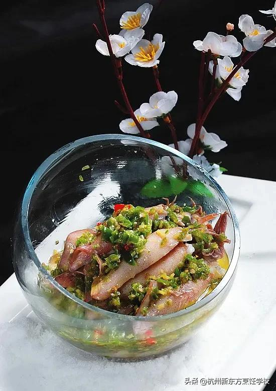 九道新穎冷盤製作，量少精緻，顏值頗高