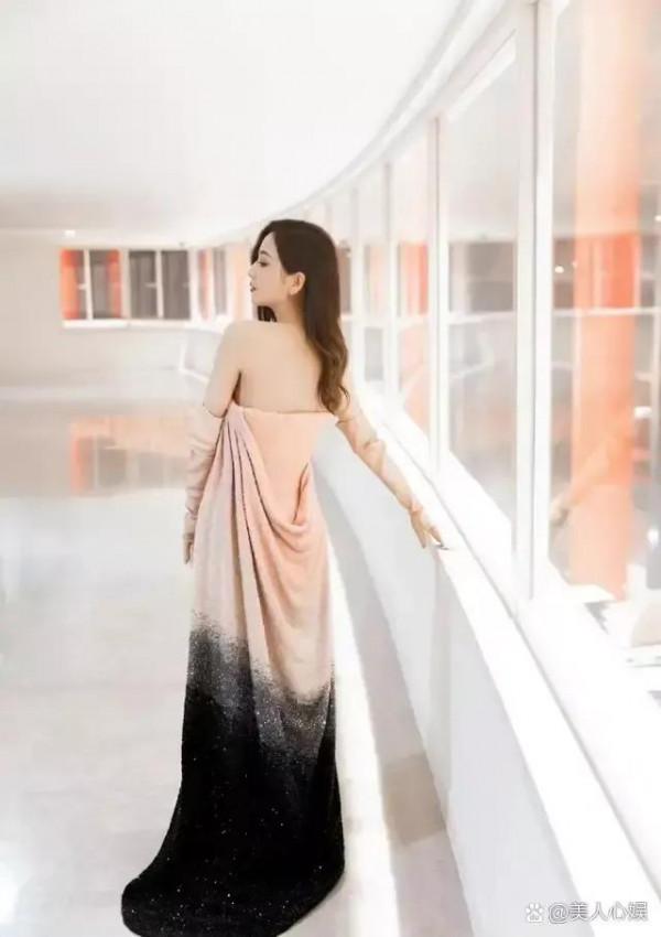 佟麗婭裹著浴巾