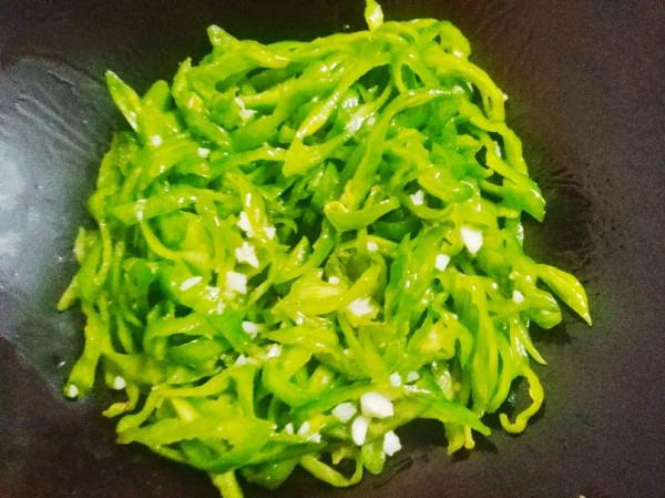 辣椒炒雞蛋怎麼做好吃？第一步不是放油，按照3步走，堪比大廚