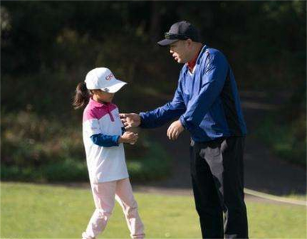 劉國樑女兒打高爾夫7歲奪冠，8歲獲兩位數獎牌，幾乎沒有對手