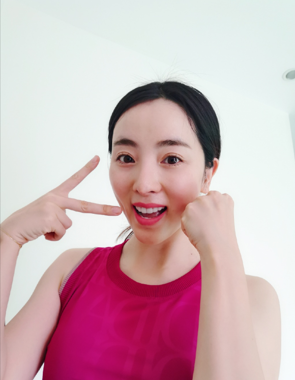 李思思：十年主持8次春晚，嫁初戀三年生兩子，她的背景是她自己