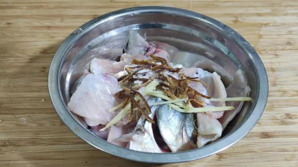 鯽魚去刺這麼簡單，154根骨刺根根去除，吃魚像吃豆腐一樣放心