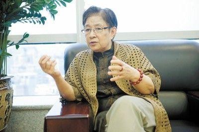 86歲谷建芬與眾弟子慶中秋!飯局上喝紅酒興致高,坐中心位氣色好 86歲谷建芬與眾弟子慶中秋!飯局上喝紅酒興致高,坐中心位氣色好