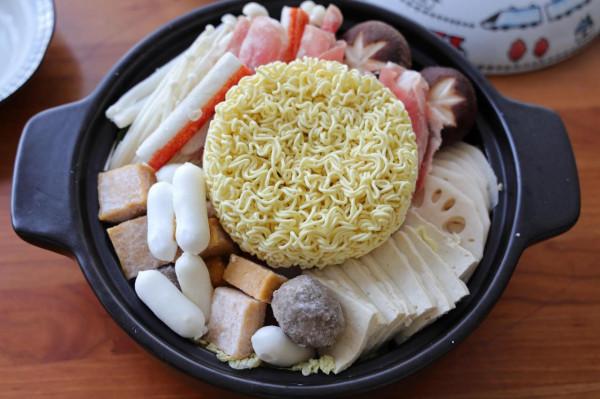 冬天別涮火鍋，試試部隊火鍋，有肉有菜有面條，好吃又暖和，超棒