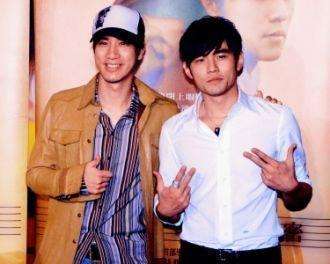 亞洲天王周杰倫王力宏的親密合照，你聽過他們現場演唱對方歌曲嗎