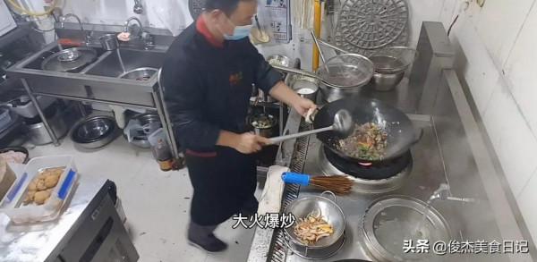 每次剩下的雞雜不要扔，做成乾鍋雞雜，香辣入味，脆嫩爽口