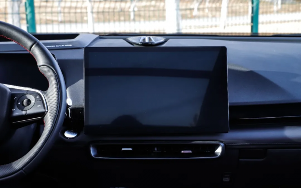 電子後視鏡+華為車機,軸距2735mm,預計10萬出頭可買 電子後視鏡+華為車機,軸距2735mm,預計10萬出頭可買