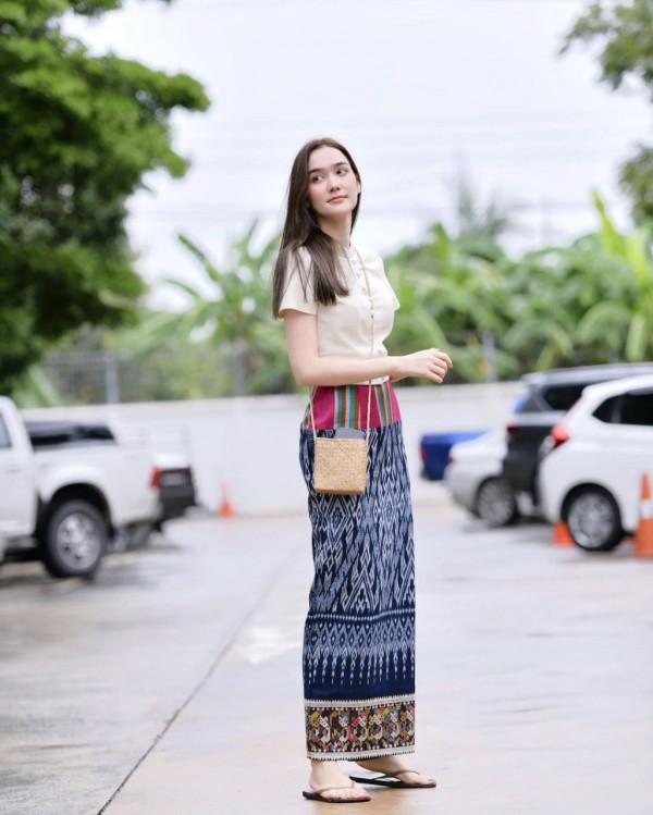 泰國";迪爾娜";穿著優雅的信參加了一個盛宴 泰國";迪爾娜";穿著優雅的信參加了一個盛宴