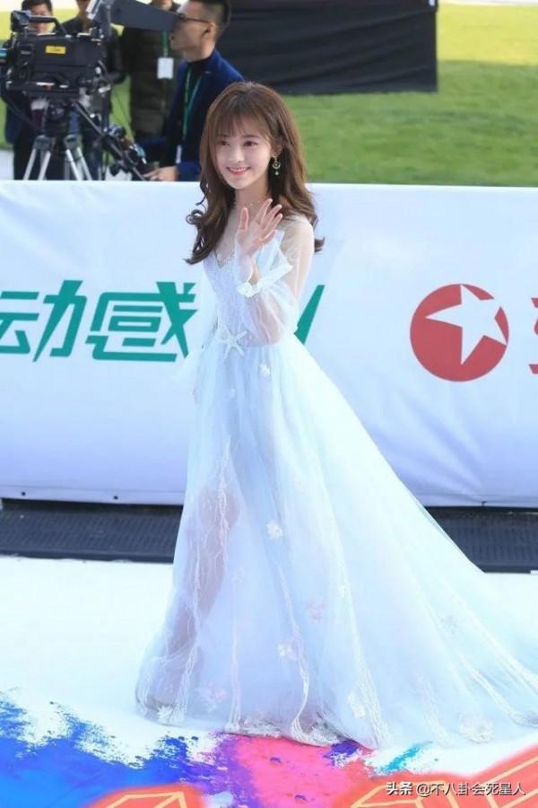 這些女星在紅毯像個笑話!身材一般,卻努力凹造型,自曝缺點 這些女星在紅毯像個笑話!身材一般,卻努力凹造型,自曝缺點