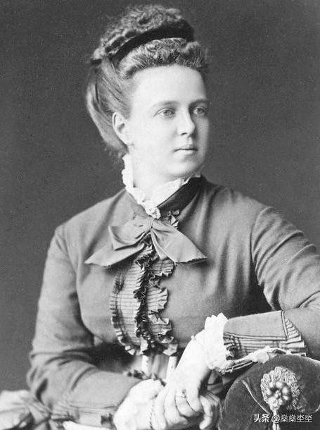 痛恨包辦婚姻想要嫁給愛情，梅麗塔有幸都嘗試了一番，卻鬱鬱而終