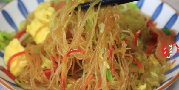 幹米粉浸泡時，要用溫水還是開水？教你正確做法，不粘鍋不會坨