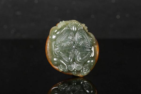 皮色老熟，滿皮龍龜。油潤