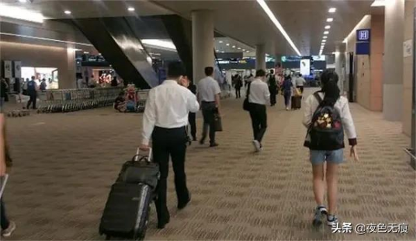 清華夫妻雙雙赴美讀研,妻子卻女扮男裝回國,在機場被捕 清華夫妻雙雙赴美讀研,妻子卻女扮男裝回國,在機場被捕