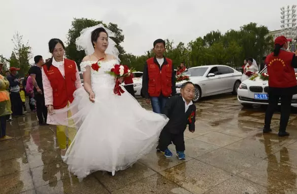 相差70釐米的愛情,身高1米的林彥華娶1.7米媳婦,兩人幸福美滿 相差70釐米的愛情,身高1米的林彥華娶1.7米媳婦,兩人幸福美滿