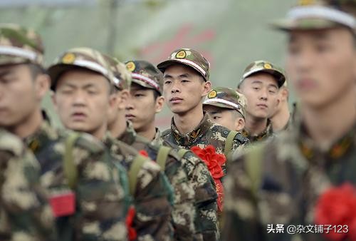 98年他是軍區副司令，卻仍奮戰抗洪一線，生前問兒子：多大官叫大