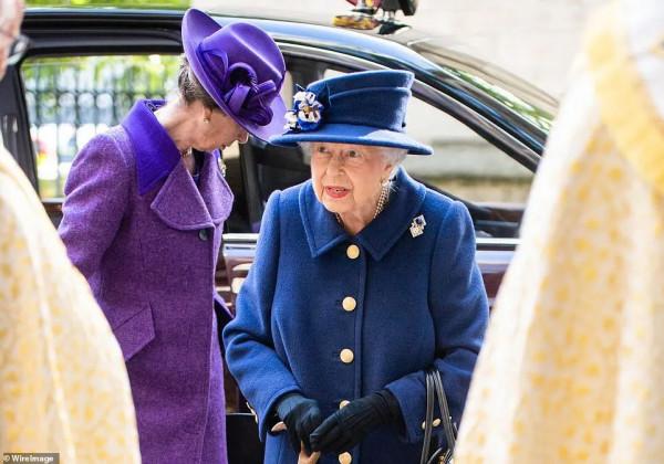 歲月不饒人,17年來英國女王第一次在王室活動中用了柺杖…… 歲月不饒人,17年來英國女王第一次在王室活動中用了柺杖……