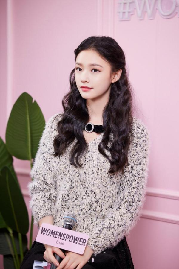 林允不愧是星爺看中的人,穿毛絨上衣+短裙清純依舊,咋看咋驚豔 林允不愧是星爺看中的人,穿毛絨上衣+短裙清純依舊,咋看咋驚豔