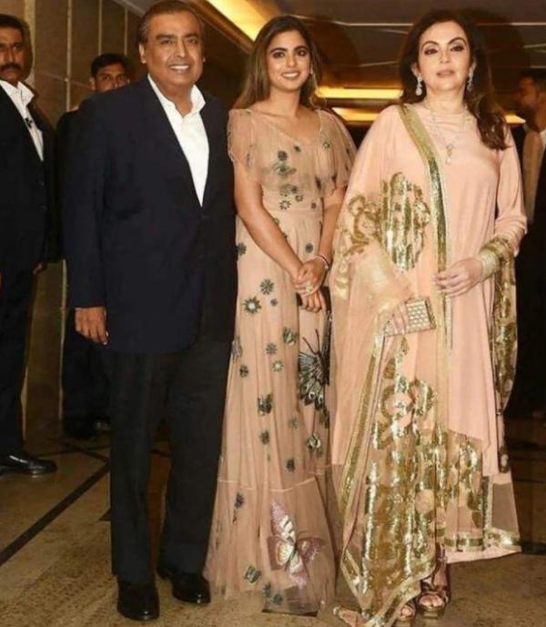 印度首富夫人住27層高樓有600個傭人,穿滿鑽禮服,掛祖母綠鼻環 印度首富夫人住27層高樓有600個傭人,穿滿鑽禮服,掛祖母綠鼻環