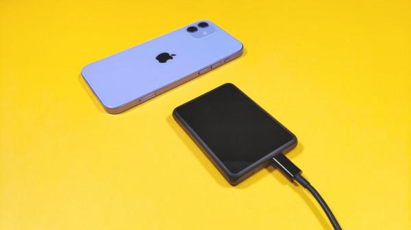 消除電量焦慮，給iPhone 12外掛一塊電池，Aohi磁吸充電寶體驗