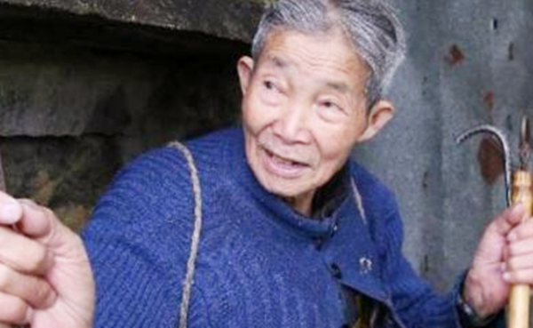 80歲老人墓穴生活實紀：在山上種地養蜂，生活悠然自得