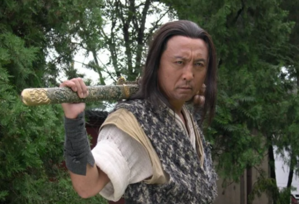 反派專業戶段宇華到醫院治病！近照曝光頭髮花白，衣服廉價顯心酸