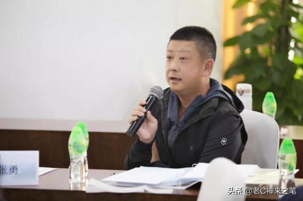 當海底撈張勇辭職離開時,他回頭看工作6年的拖拉機廠,有些不捨 當海底撈張勇辭職離開時,他回頭看工作6年的拖拉機廠,有些不捨