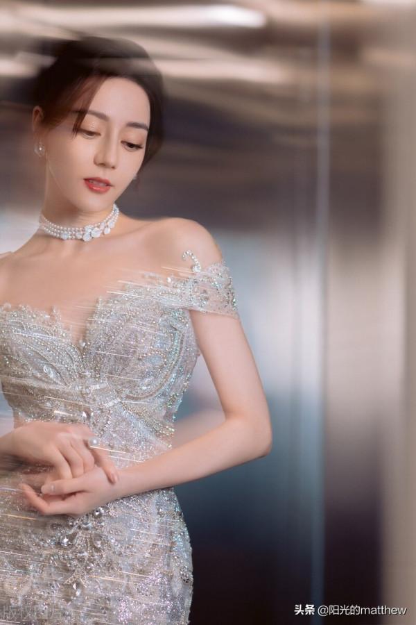 中國網路視聽年度盛典紅毯迪麗熱巴一字肩溜光長裙星光熠熠