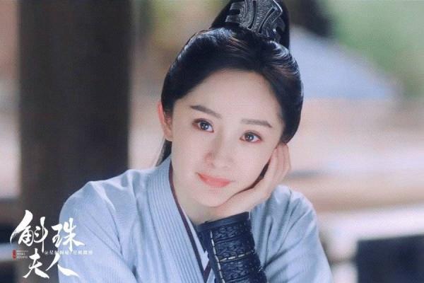 《斛珠夫人》開播，13歲小女主火了，全網都在誇她力壓大女主楊冪