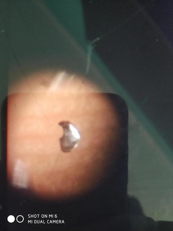 石隕石身上脫落的單質鐵鎳金屬顆粒形狀如何? 石隕石身上脫落的單質鐵鎳金屬顆粒形狀如何?