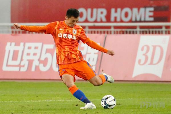 薪火相傳！鄭錚、張馳、王彤第二次代表泰山中超奪冠