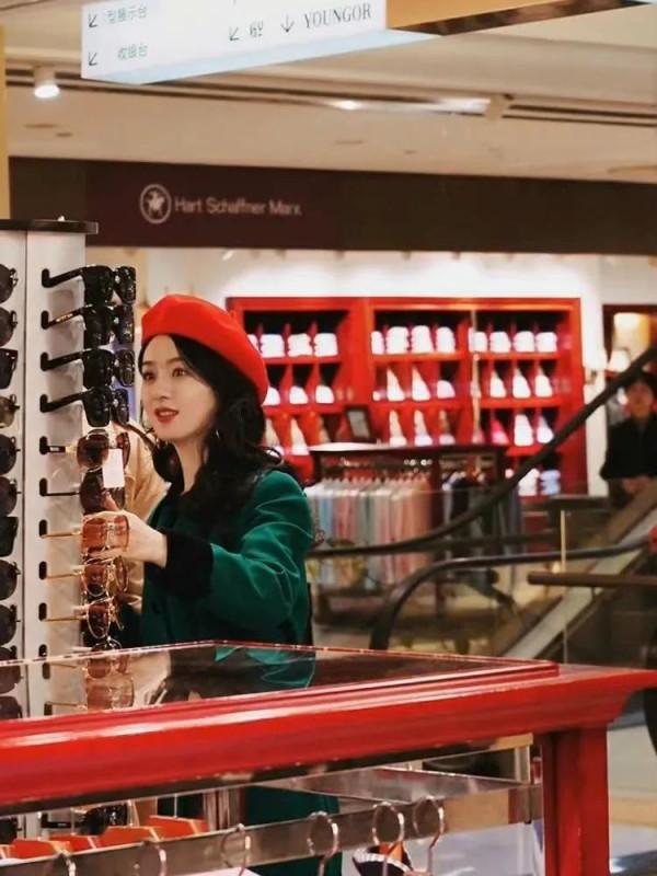 趙麗穎《野蠻生長》路透圖好美！穿綠色大衣，戴貝雷帽，復古時髦