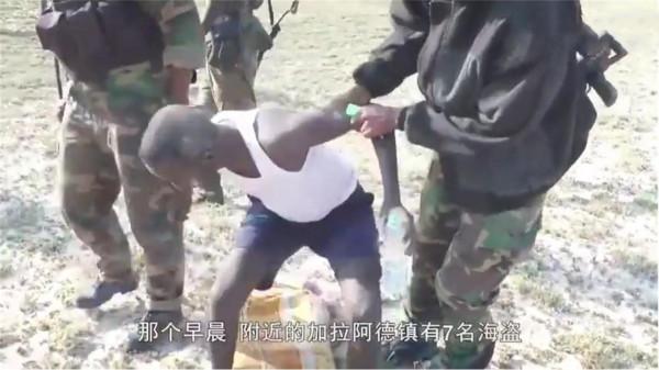 索馬利亞海盜最丟臉的搶劫：挾持貨船2年沒人來贖，還要養22名人質