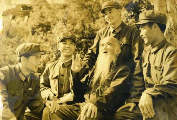 1949年,貴州一啞巴突然開口說話,軍區副政委:老班長,你還活著 1949年,貴州一啞巴突然開口說話,軍區副政委:老班長,你還活著