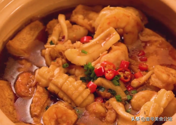 冬日裡的香辣美食，搭配鮮蝦和魷魚，解饞又營養，吃一次念念不完