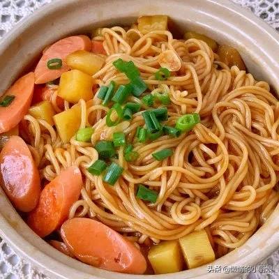 只用土豆和麵條，簡單做個懶人燜面，香的不得了，一人吃一大鍋