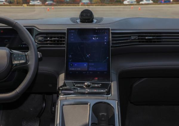 不用擔心油耗的效能SUV，車長超5米，卻能4.9秒破百，詳解蔚來ES8