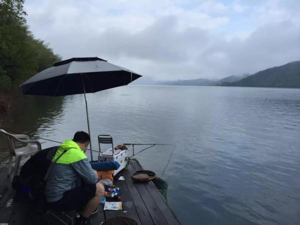 冬天釣魚關鍵是人找魚，野釣高手幾個小技巧教你找魚選窩
