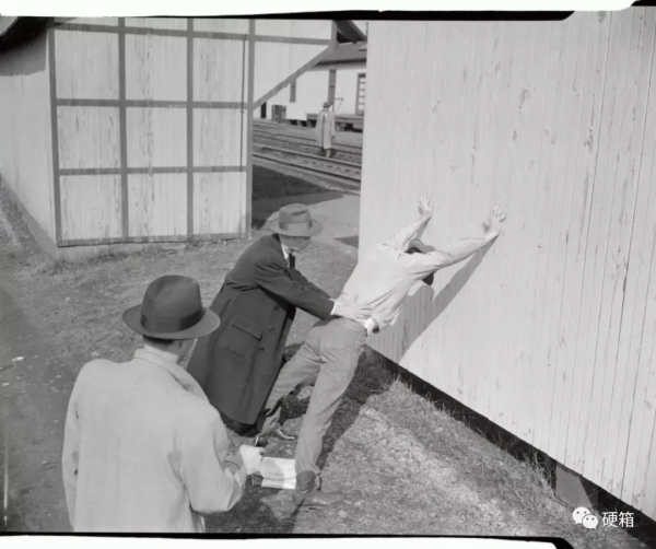 有一幫人,他們喜歡把湯普森衝鋒槍藏在琴盒裡 有一幫人,他們喜歡把湯普森衝鋒槍藏在琴盒裡