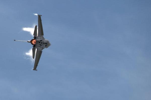 F-16機腹下面這兩個葉片是做什麼用的？